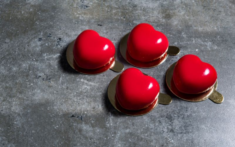 Romantyczne dania na walentynki: przepisy na idealną kolację we dwoje